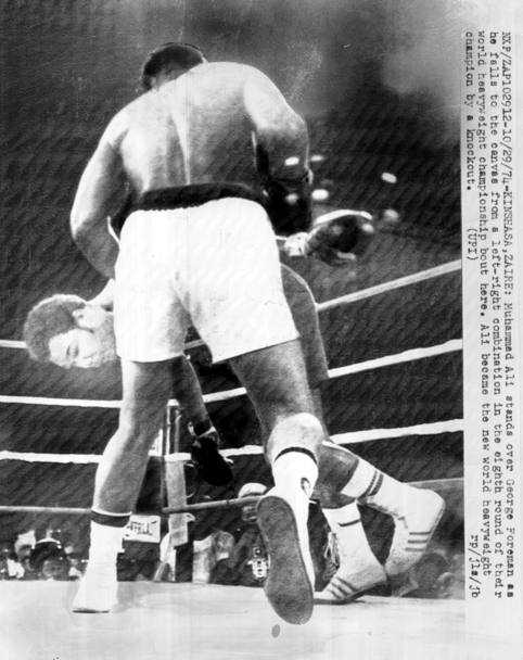 All’ottavo round Ali manda al tappeto l’avversario fiaccato dai ripetuti attacchi senza esito delle precedenti riprese (Upi)
